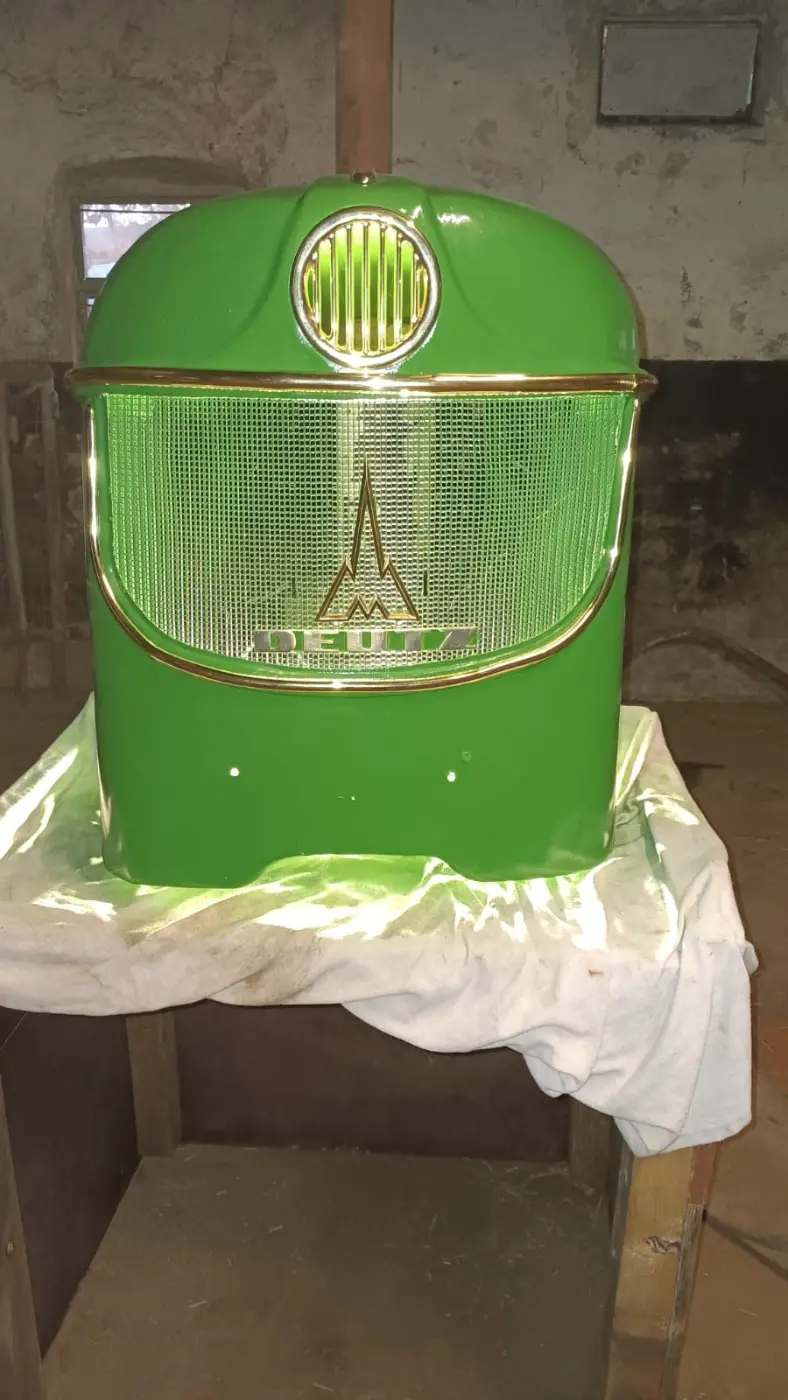 Restaurierte DEUTZ-Motorhaube in glänzendem Grün