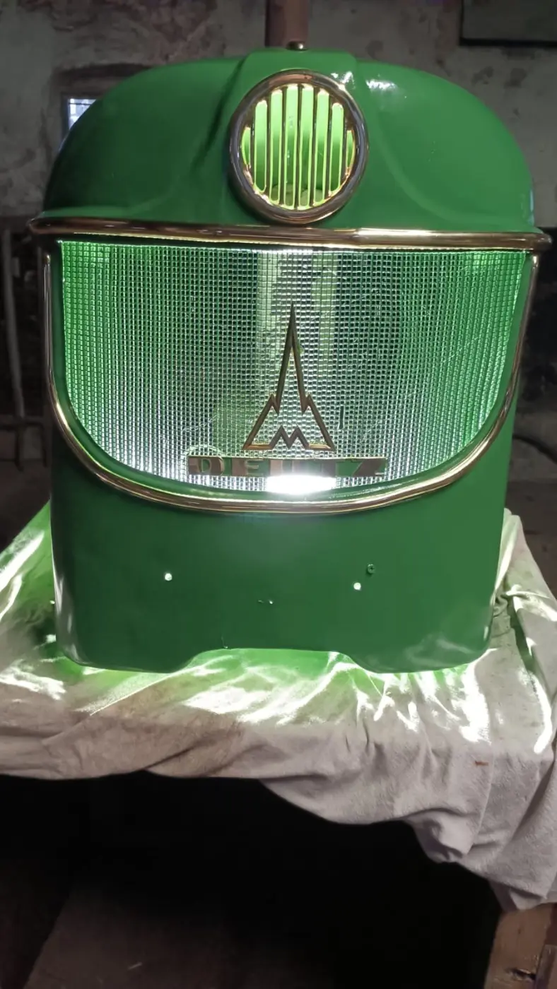 DEUTZ-Motorhaube nach der Restauration