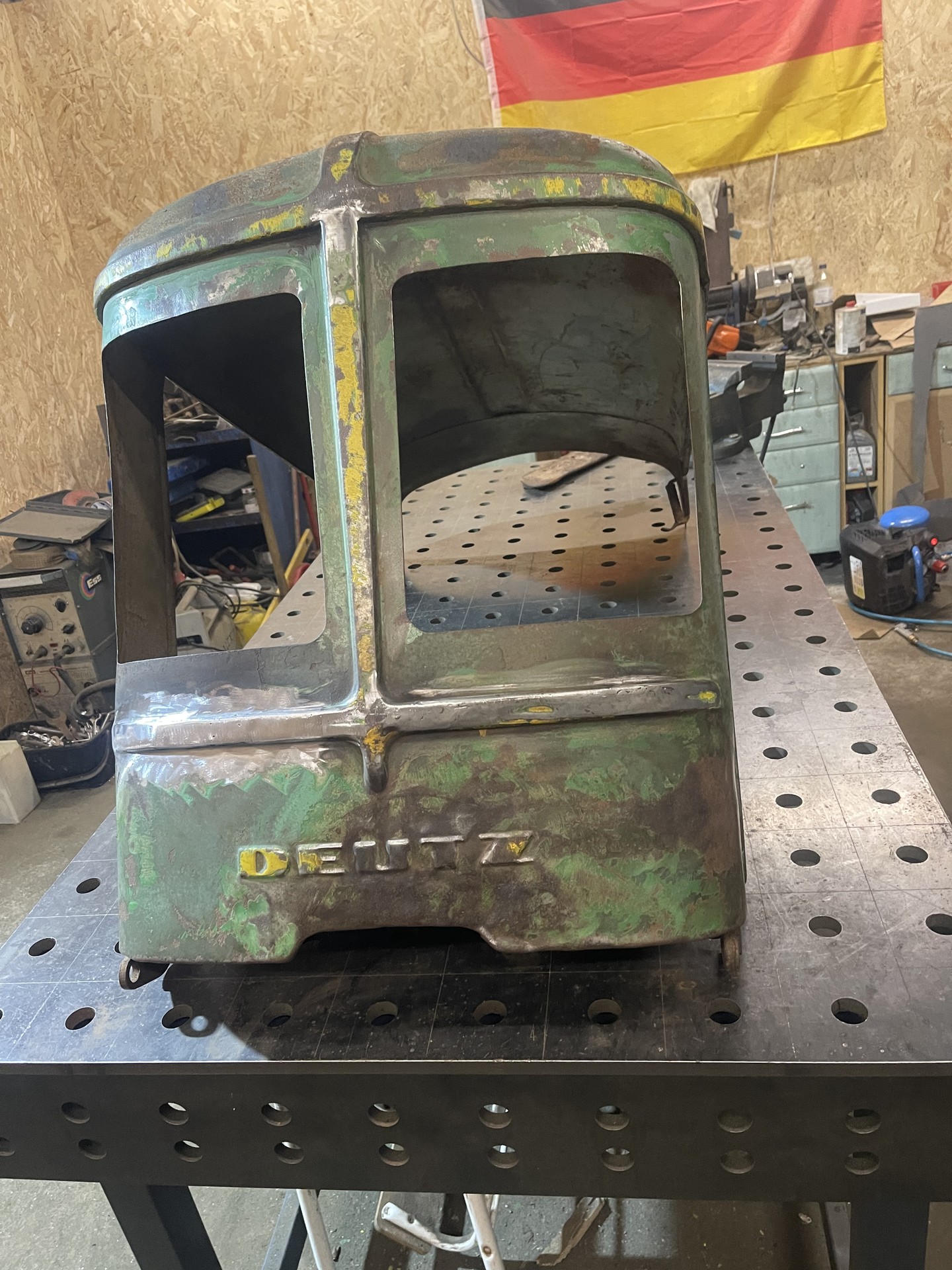 Instandgesetzte Trecker-Kabine nach Schweißreparatur