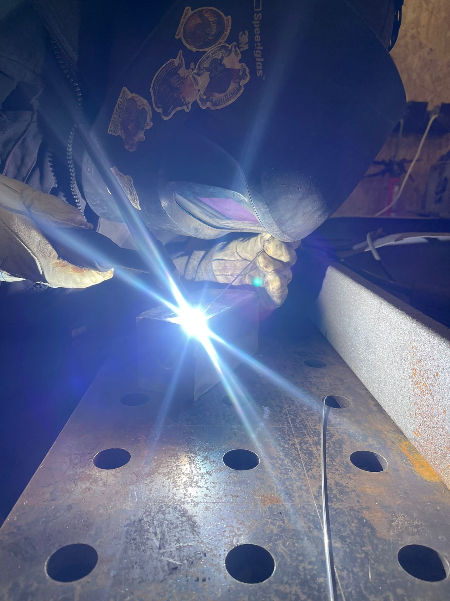 Jannik mit Schweißhelm beim WIG-Schweißen